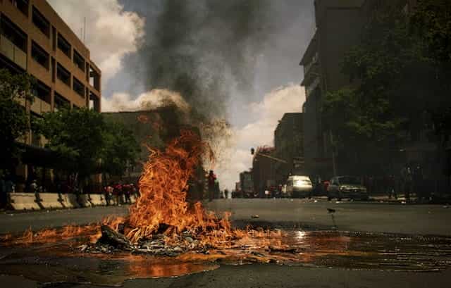 Api yang Membara di Jalan sebagai Bagian dari Protes di Afrika Selatan.