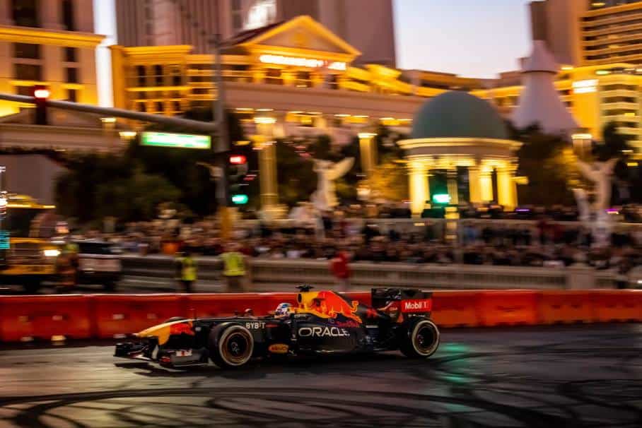 Sergio Perez mendemonstrasikan Red Bull-nya di jalanan Las Vegas.