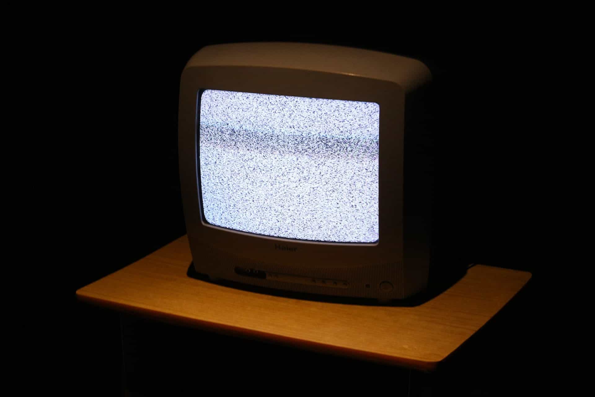 Televisi CRT kuno dengan layar statis.