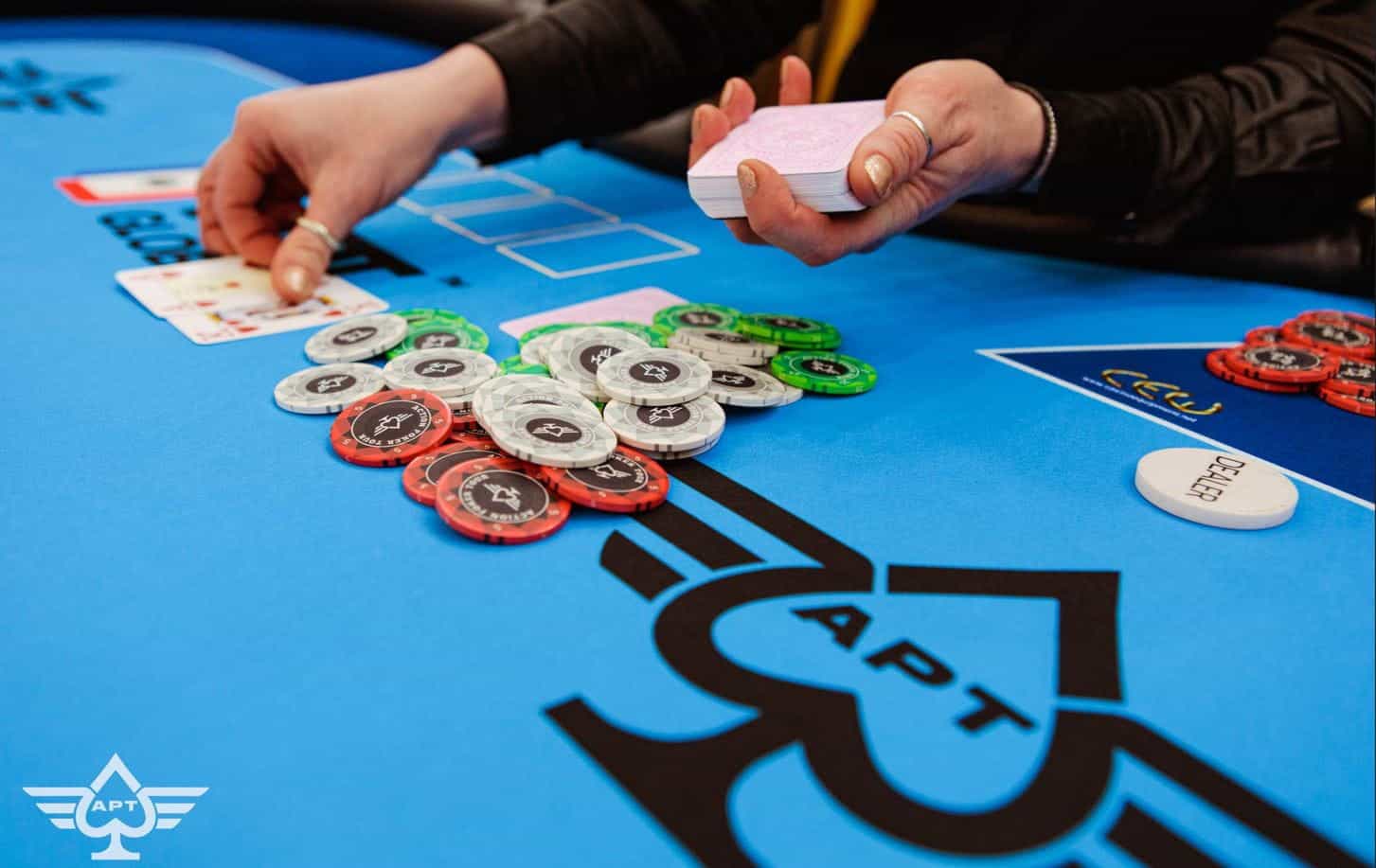Dealer memberikan kegagalan selama acara Tur Poker Aksi 2023.
