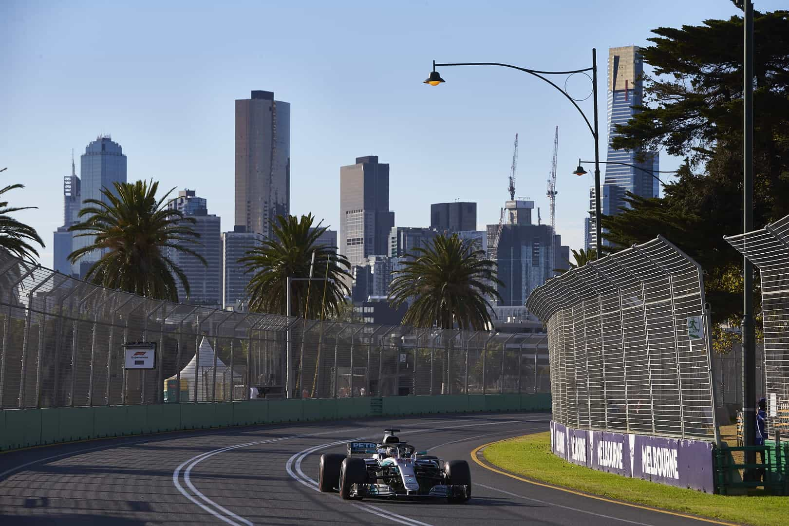 Satu-satunya Mercedes berlomba di sekitar Albert Park.