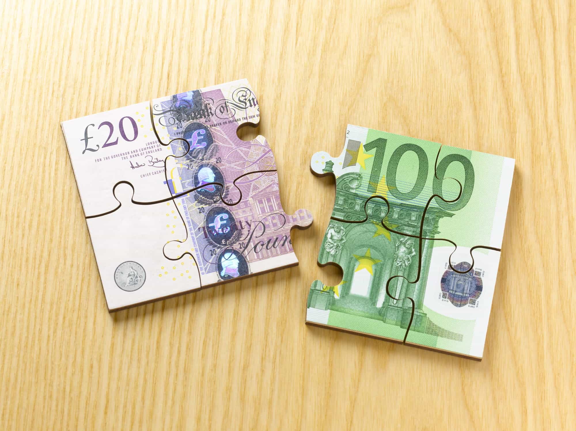 Euro dan British Notes dibuat agar tampak seperti potongan jigsaw.