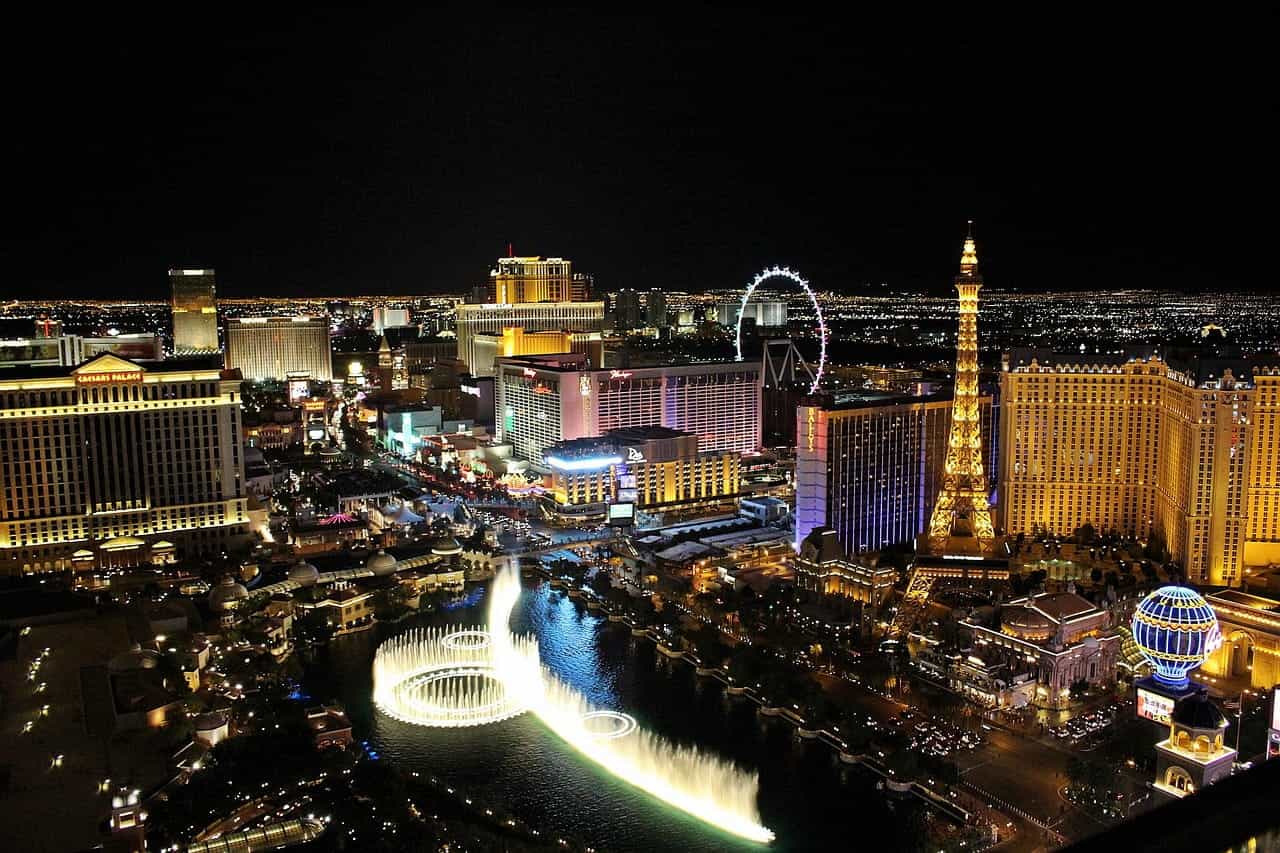 “Strip” yang terkenal di dunia di pusat kota Las Vegas, Nevada, menampilkan lusinan hotel dan resor kasino, kincir ria, tiruan Menara Eiffel, dan air mancur besar.