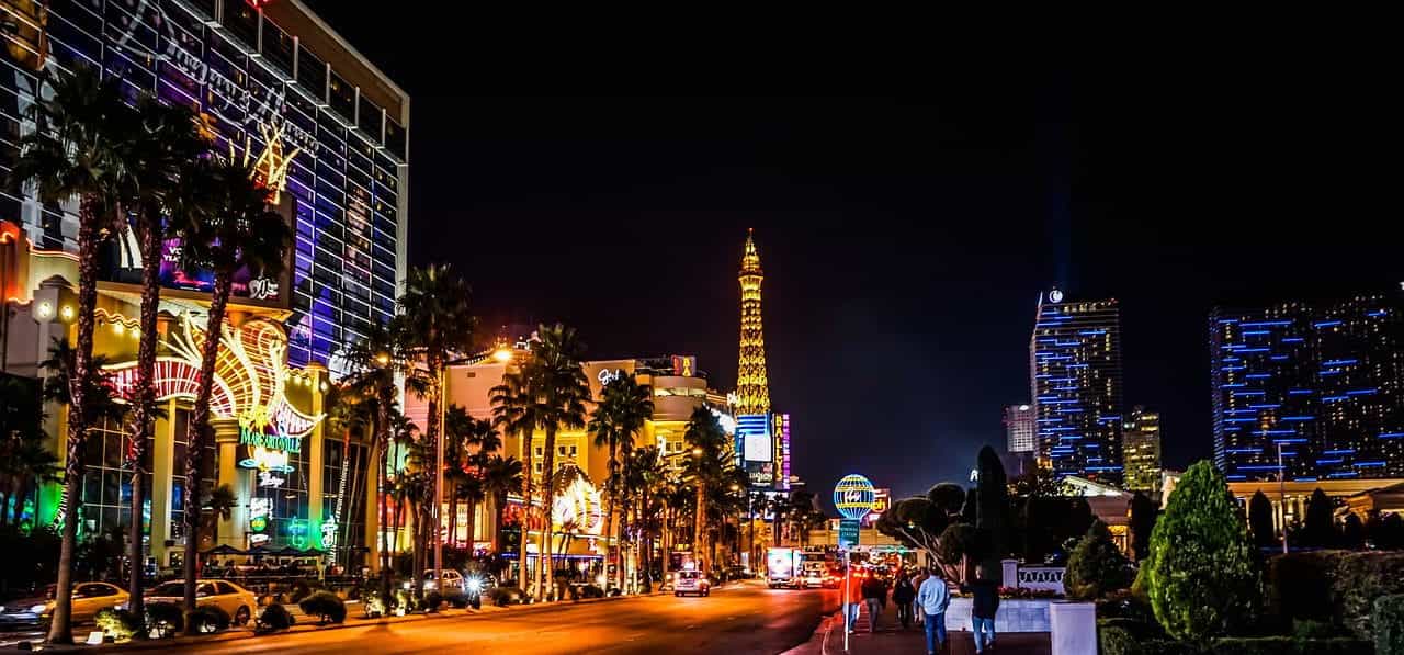 “Strip” yang terkenal di dunia di pusat kota Las Vegas, Nevada, menampilkan beragam kasino, hotel, restoran, etalase toko, dan replika Menara Eiffel yang ikonik di belakang.