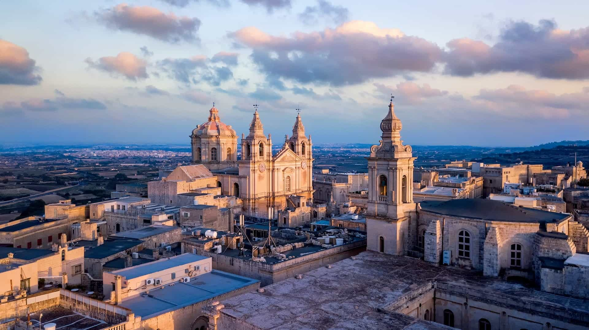 Katedral abad pertengahan saat senja di kota Mdina.