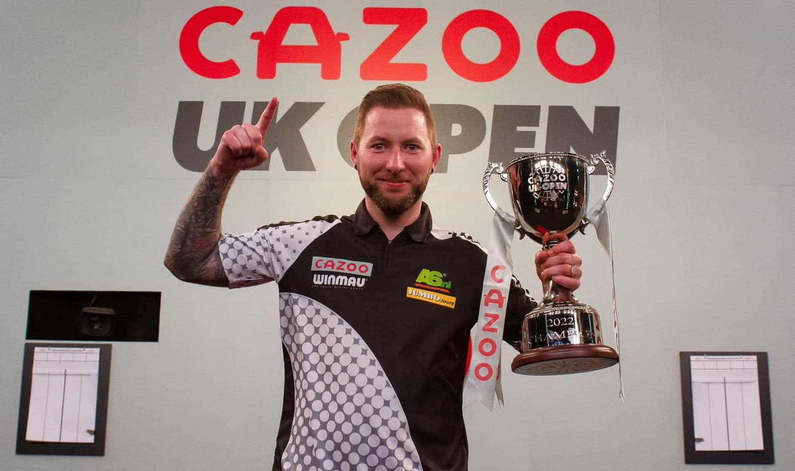 Danny Noppert berpose dengan trofi UK Open 2022 miliknya.