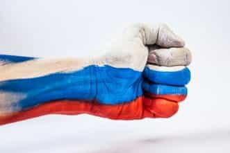 Tinju dicat dengan warna bendera Rusia