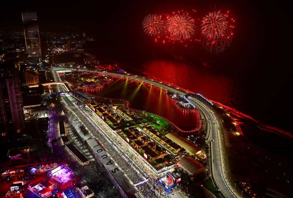 Kembang api meledak di Jeddah Corniche Circuit, Arab Saudi, pada 2022.