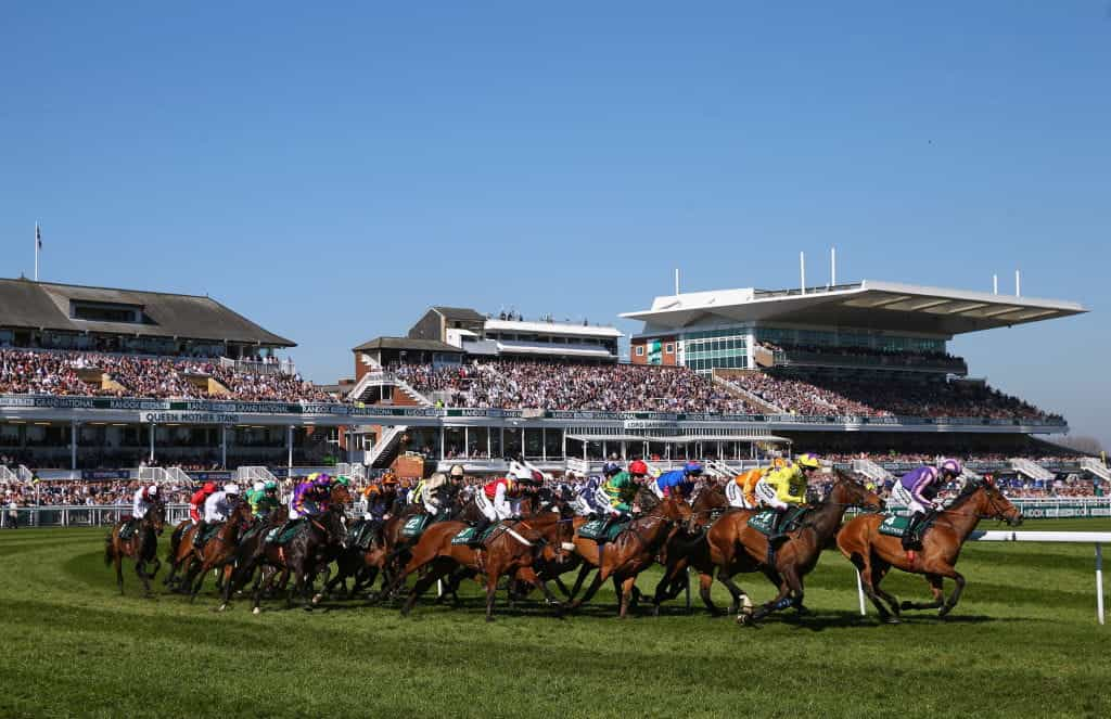 Pemandangan umum kuda dan penunggangnya mengambil tikungan pertama di Aintree Racecourse.