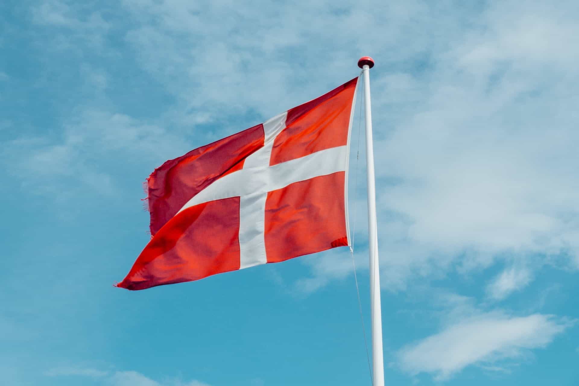 Bendera Denmark tertiup angin.