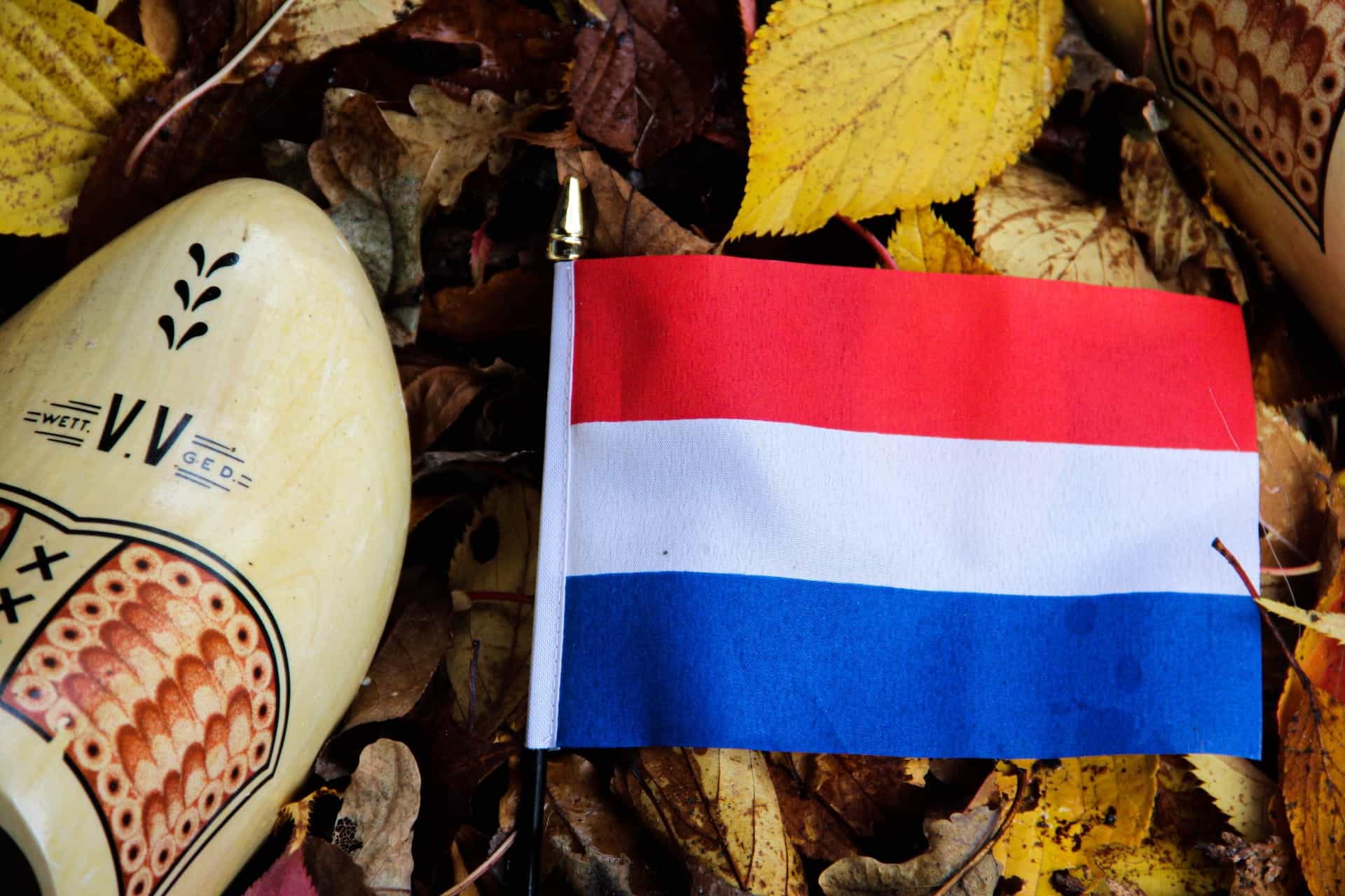 Bendera Belanda dengan bakiak.