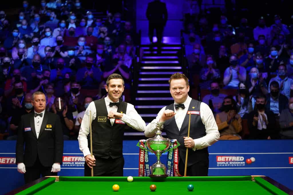 Shaun Murphy and Mark Selby pose for the cameras ahead of the 2021 World Championship final.