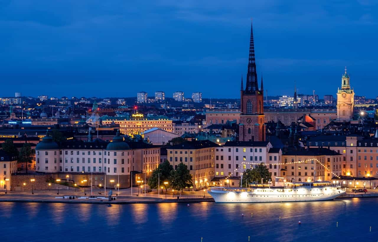 Tepi laut Stockholm di malam hari.