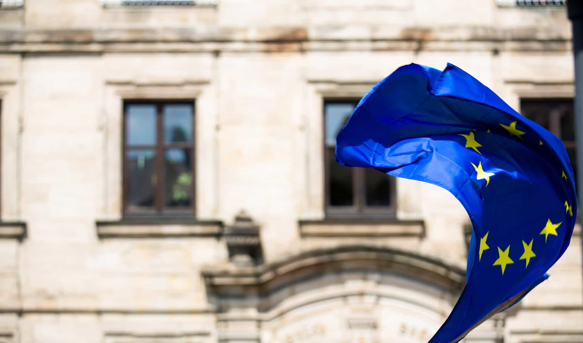 Sebuah bendera berkibar dari Uni Eropa. 