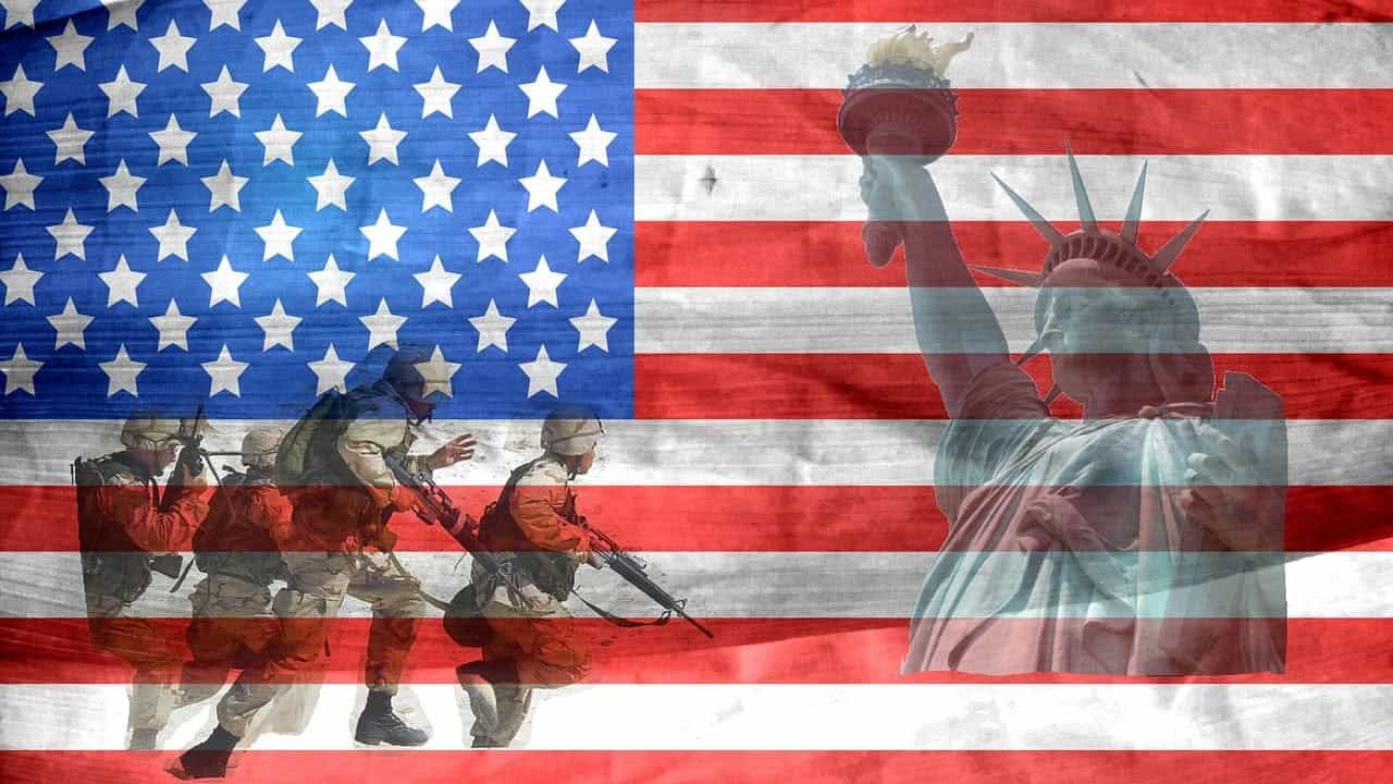 Bendera Amerika Serikat dengan Patung Liberty dan beberapa tentara AS dengan perlengkapan militer ditumpangkan di atasnya. 