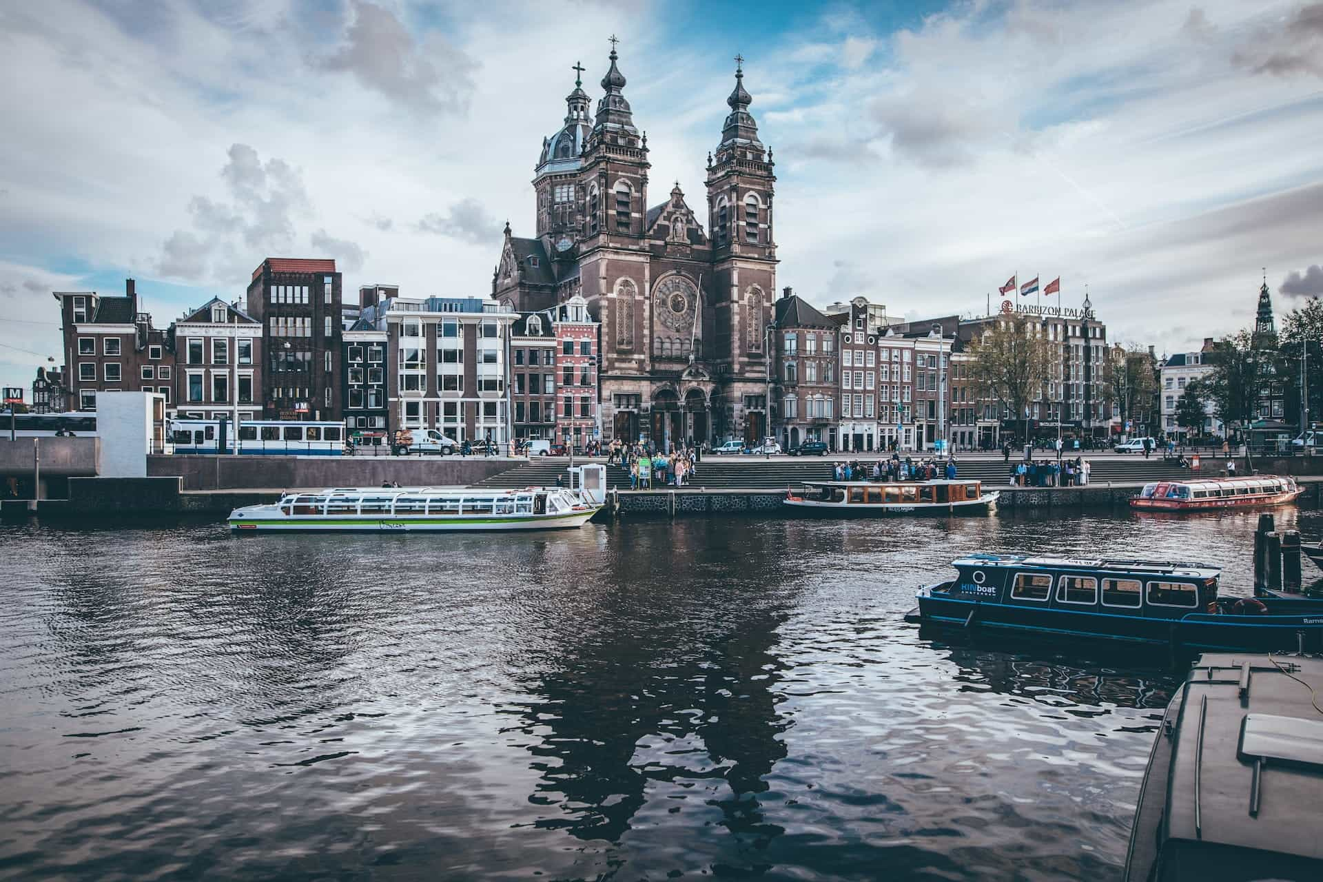 Amsterdam Central pada hari berawan. 