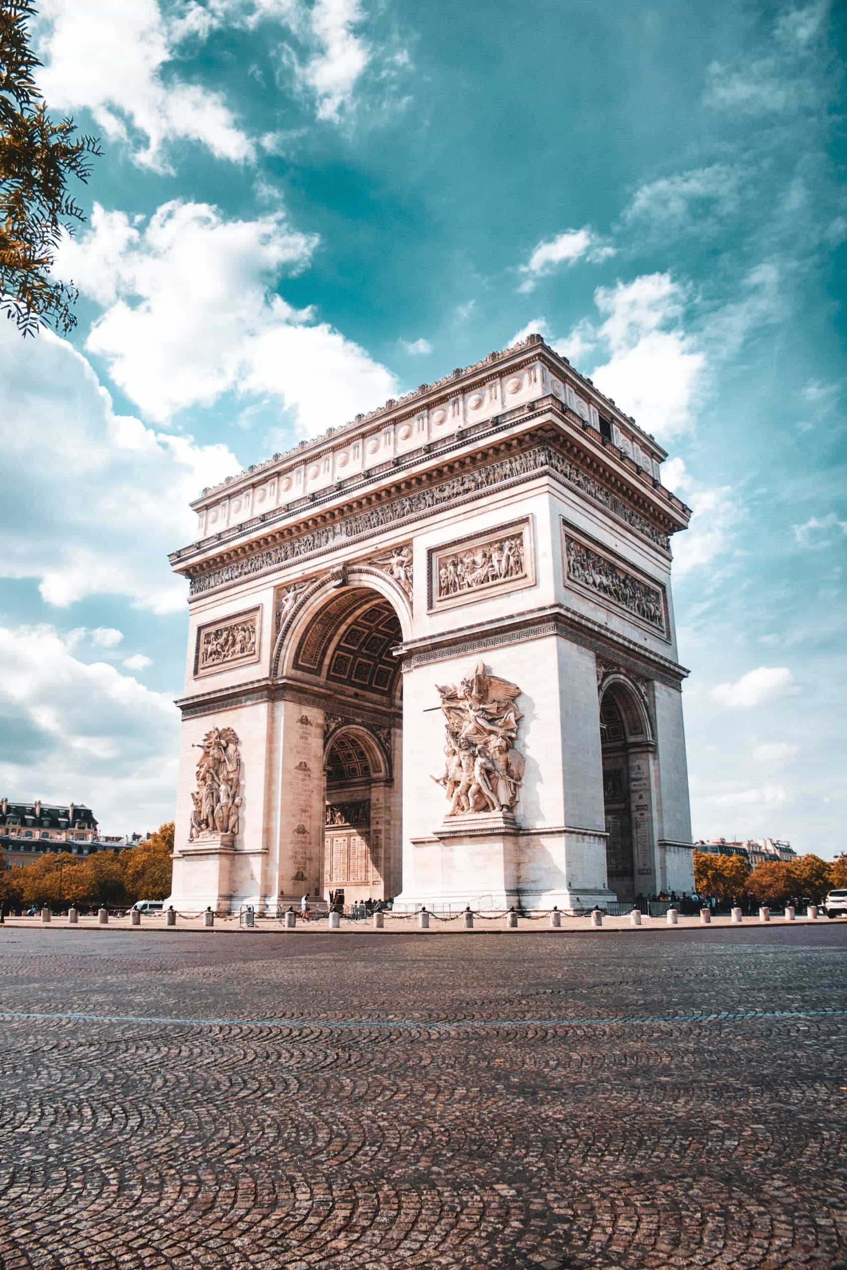 Arc de Triomphe di hari yang cerah.
