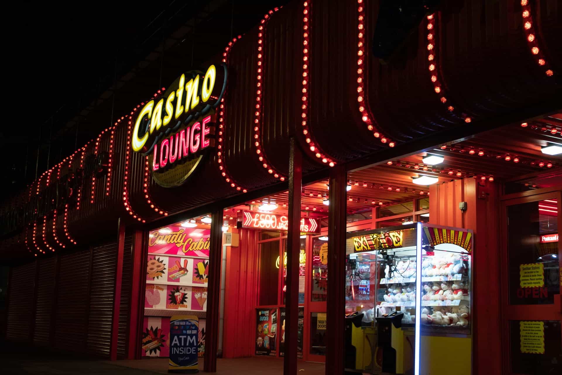 Tanda neon menunjukkan lokasi kasino.
