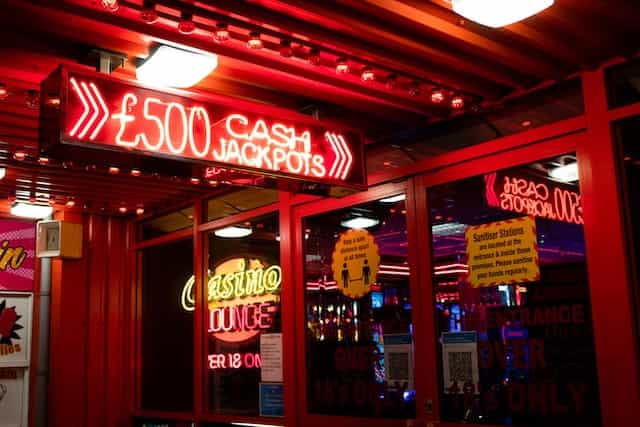 Casino Lounge dari luar, diterangi dengan berbagai lampu warna-warni. 