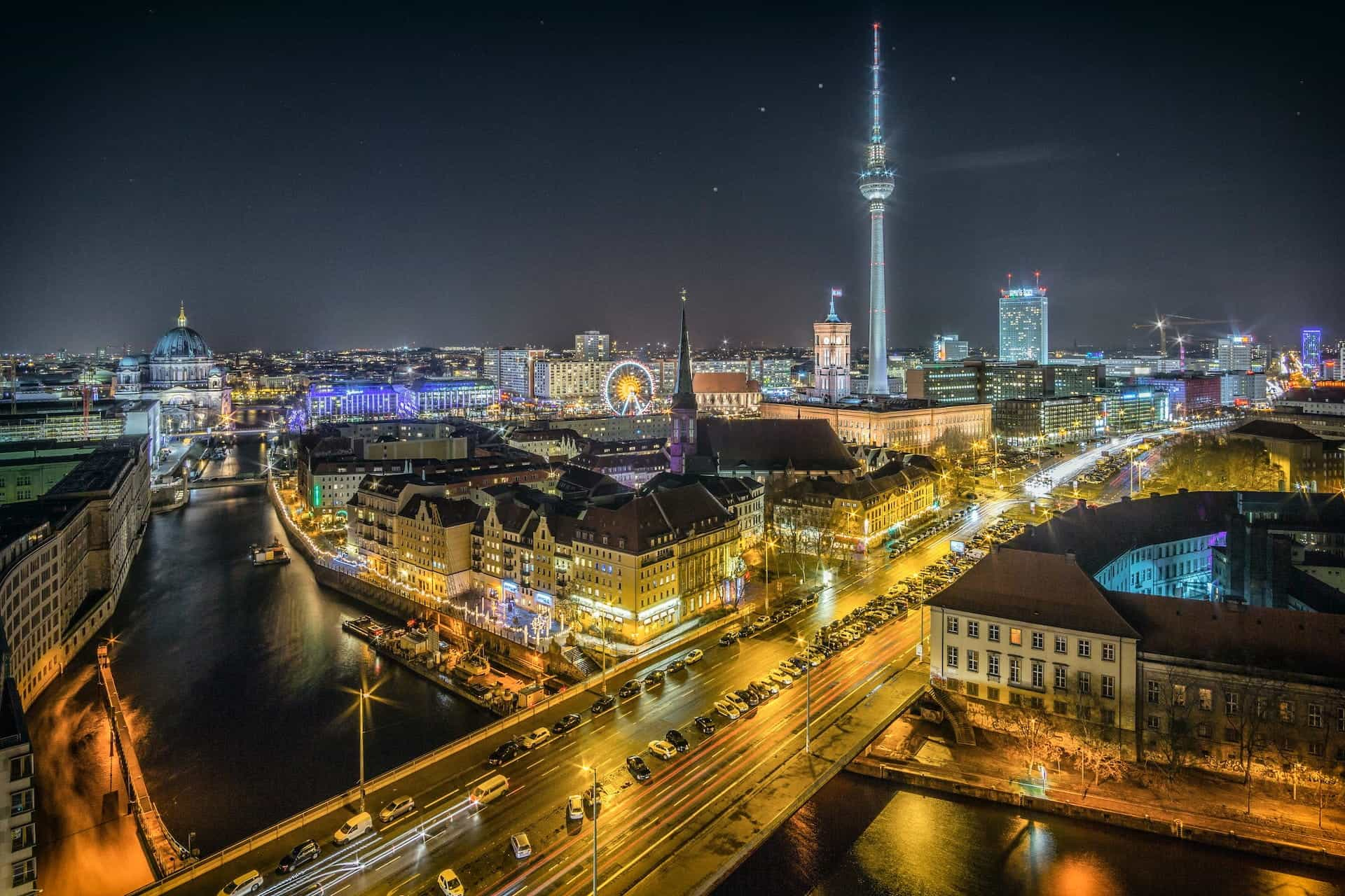 Pemandangan Sungai Spree ke Nikolaiviertel dan Alexanderplatz.