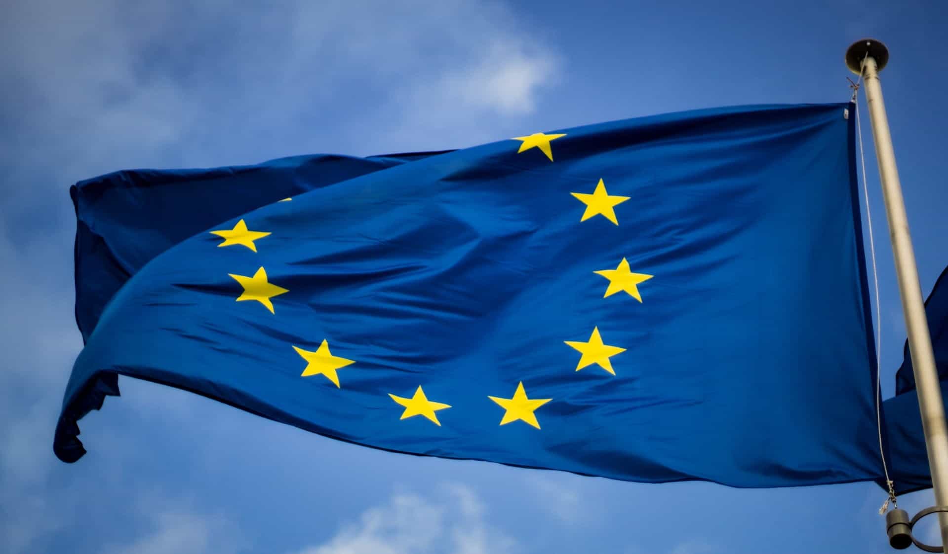 Bendera Uni Eropa di depan Parlemen Uni Eropa di Brussel.