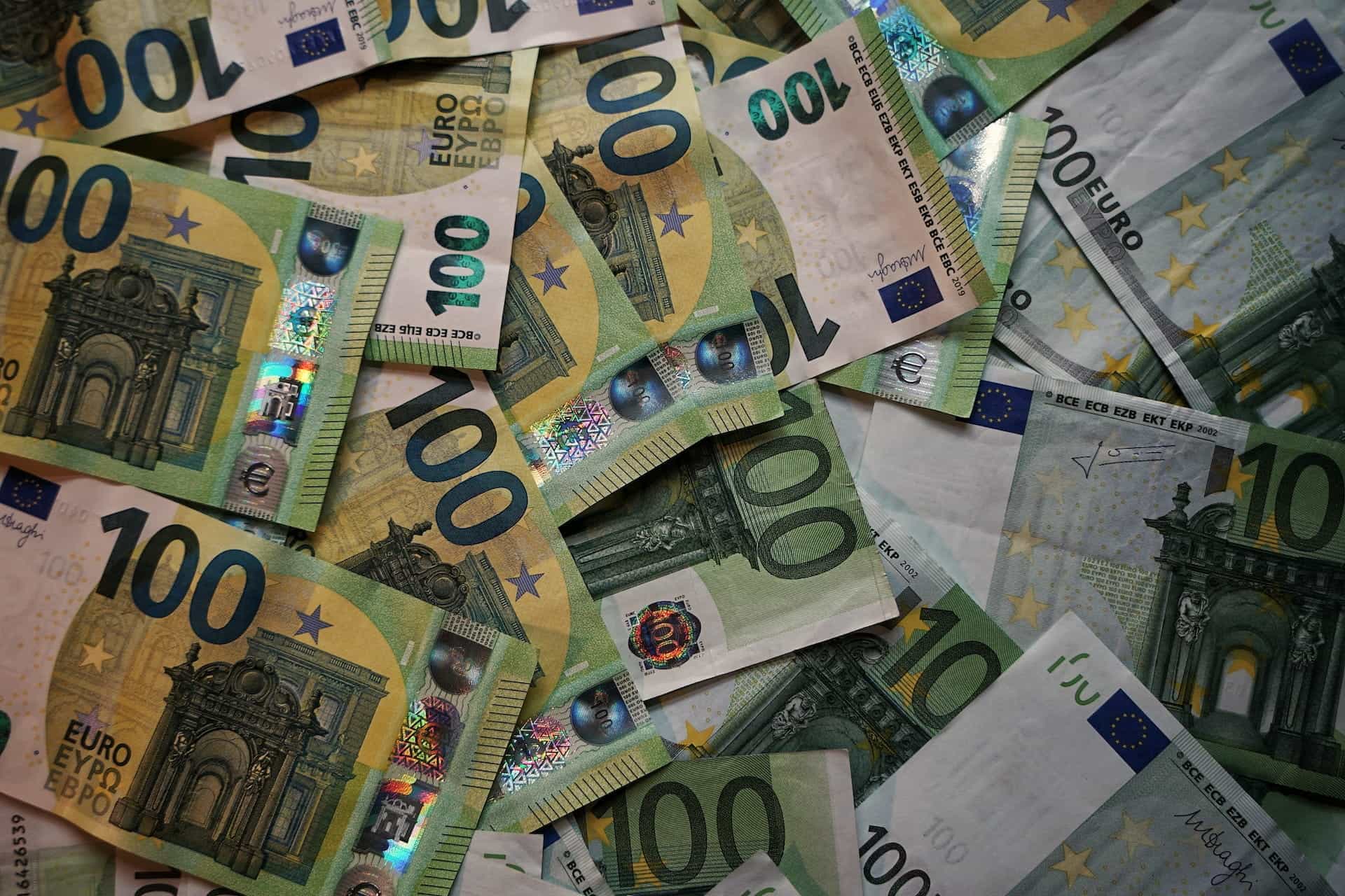 Beberapa lembar uang 100 Euro di atas meja. 