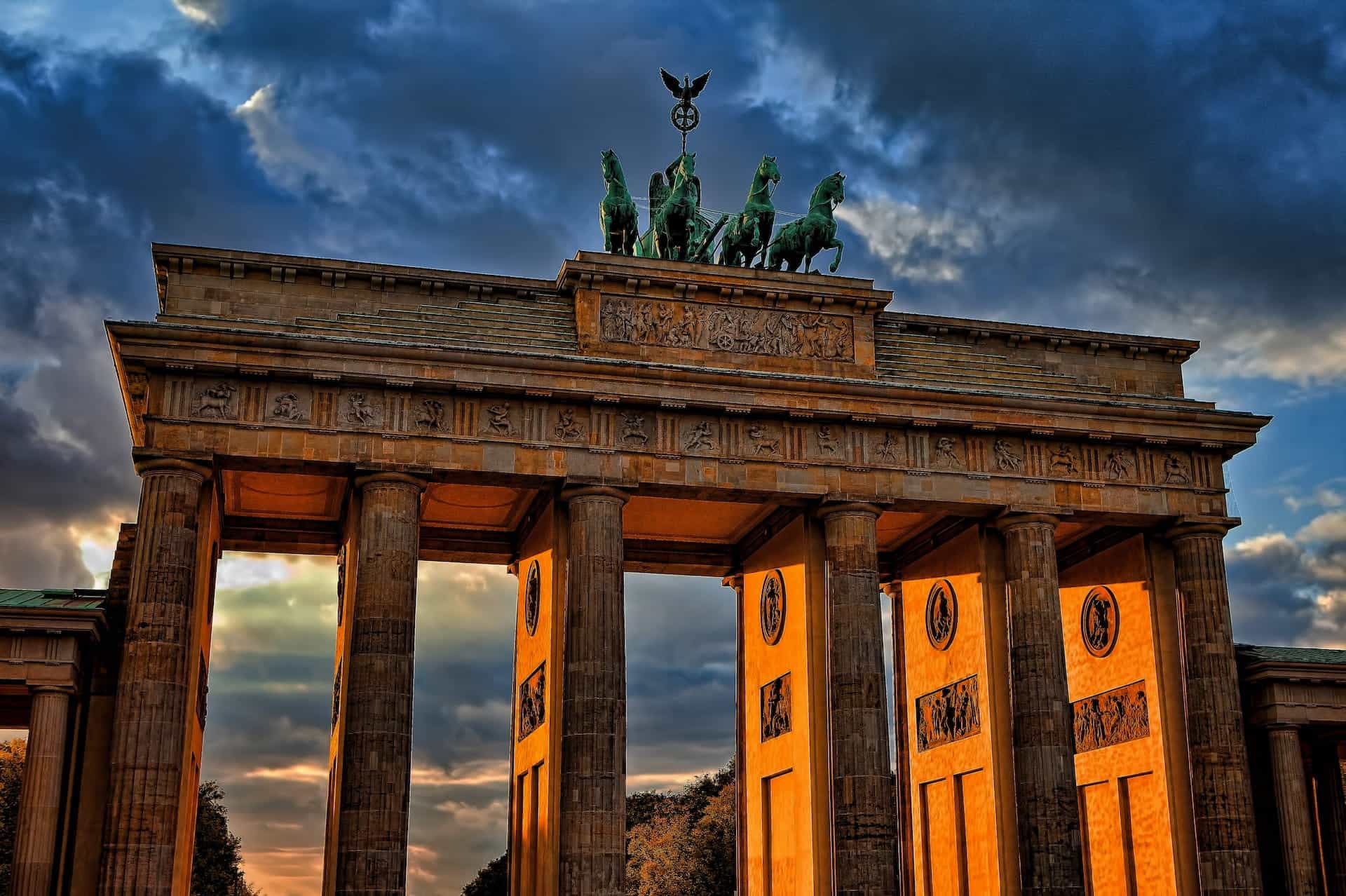 Gerbang Brandenburg dilihat saat matahari terbenam.