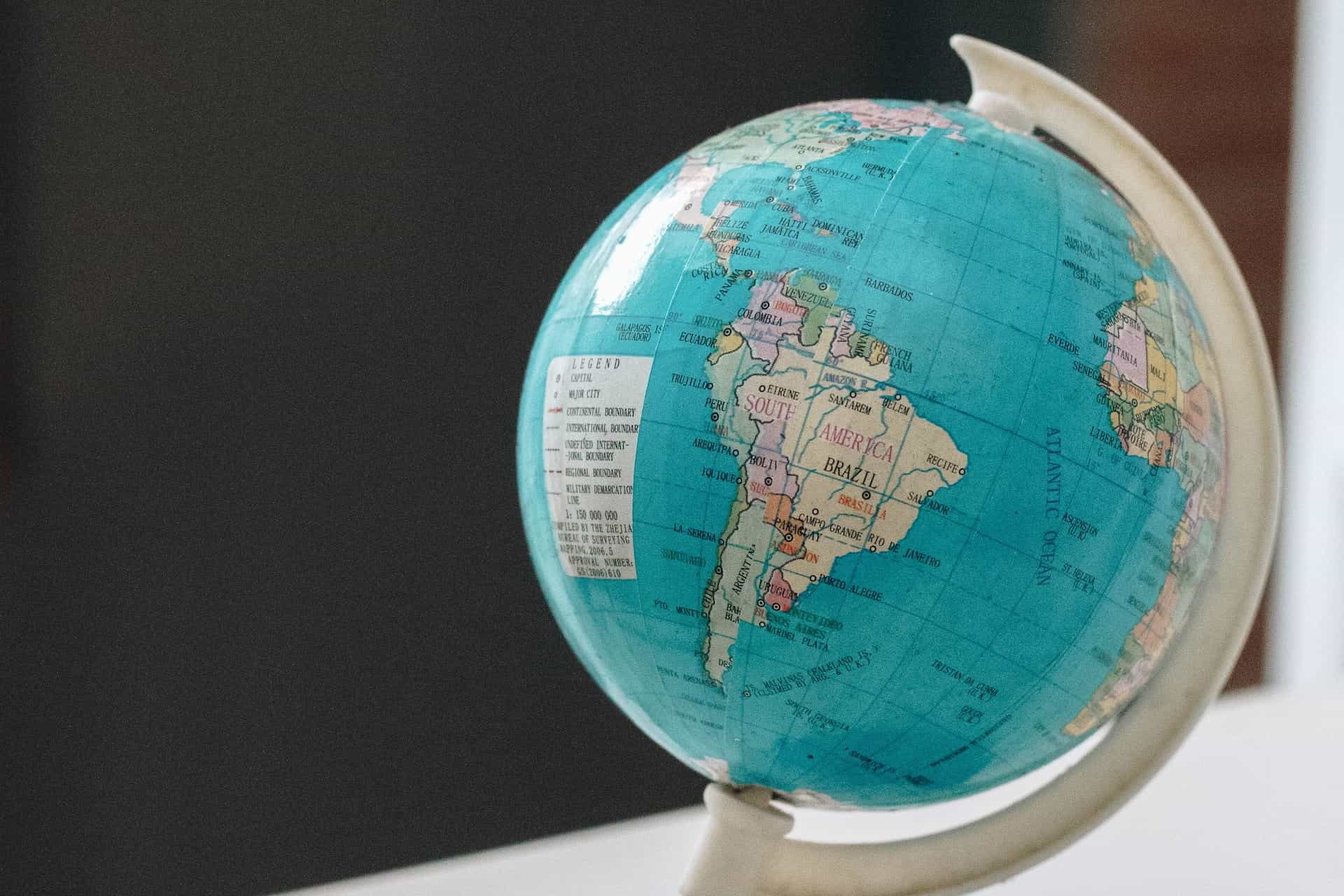 Bola dunia plastik diletakkan di atas meja, dengan area Amerika Selatan sebagai fokus.