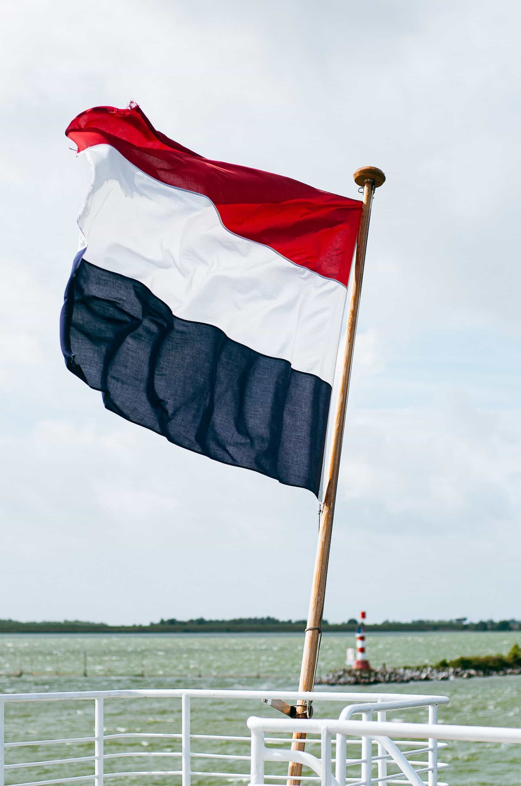 Bendera Belanda melambai tertiup angin.