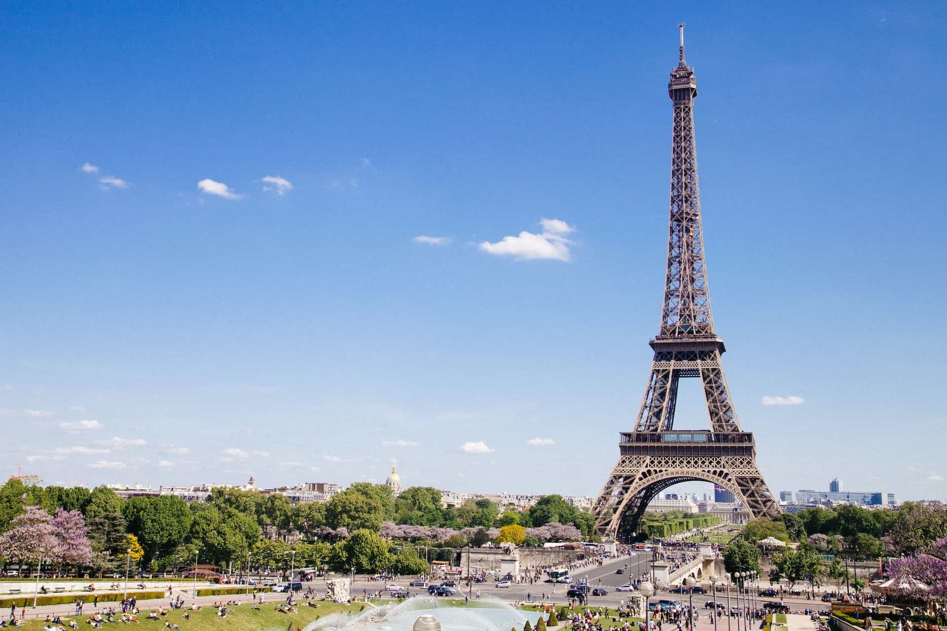 Menara Eiffel di Hari yang Cerah. 