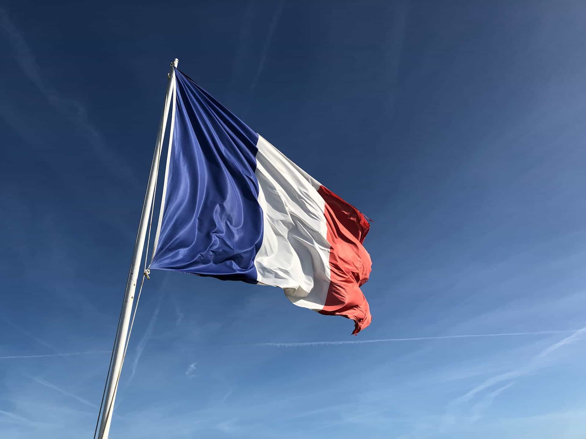 Bendera Perancis tertiup angin.