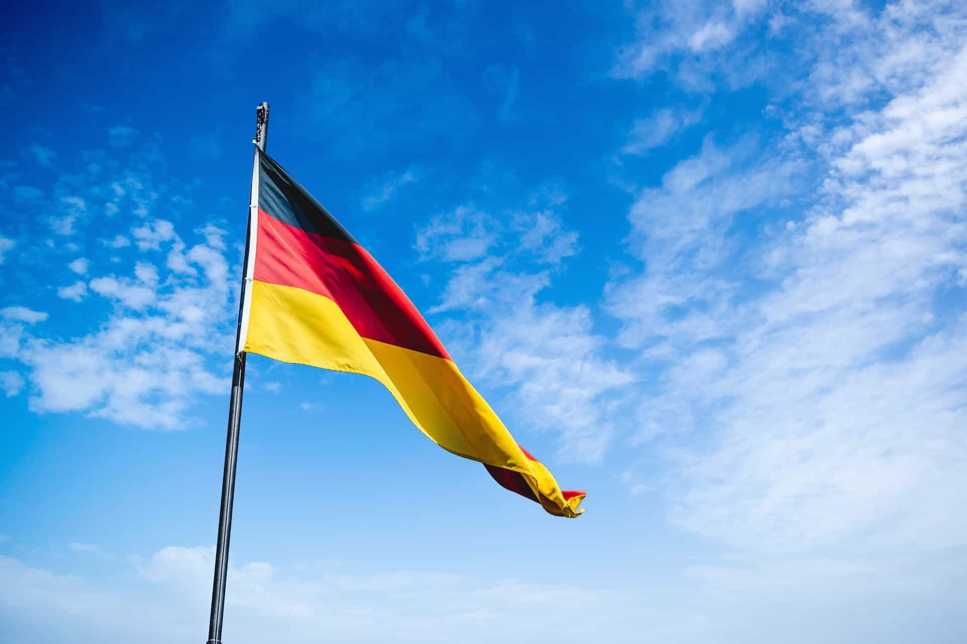 Bendera Jerman melawan langit biru.