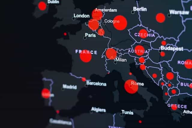 Peta digital hitam putih Eropa ditandai dengan bintik-bintik merah dengan berbagai ukuran.