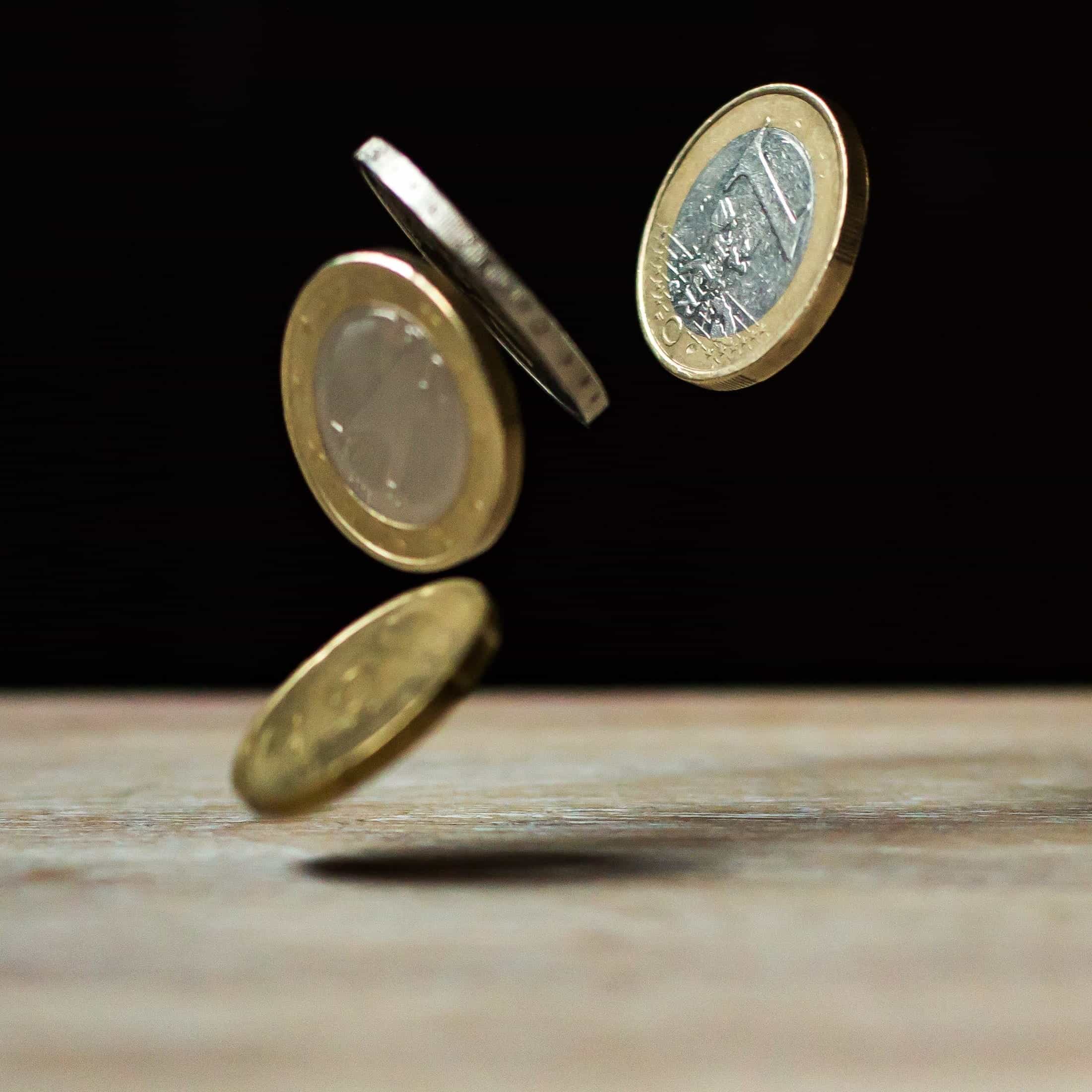 Koin Euro jatuh ke atas meja. 