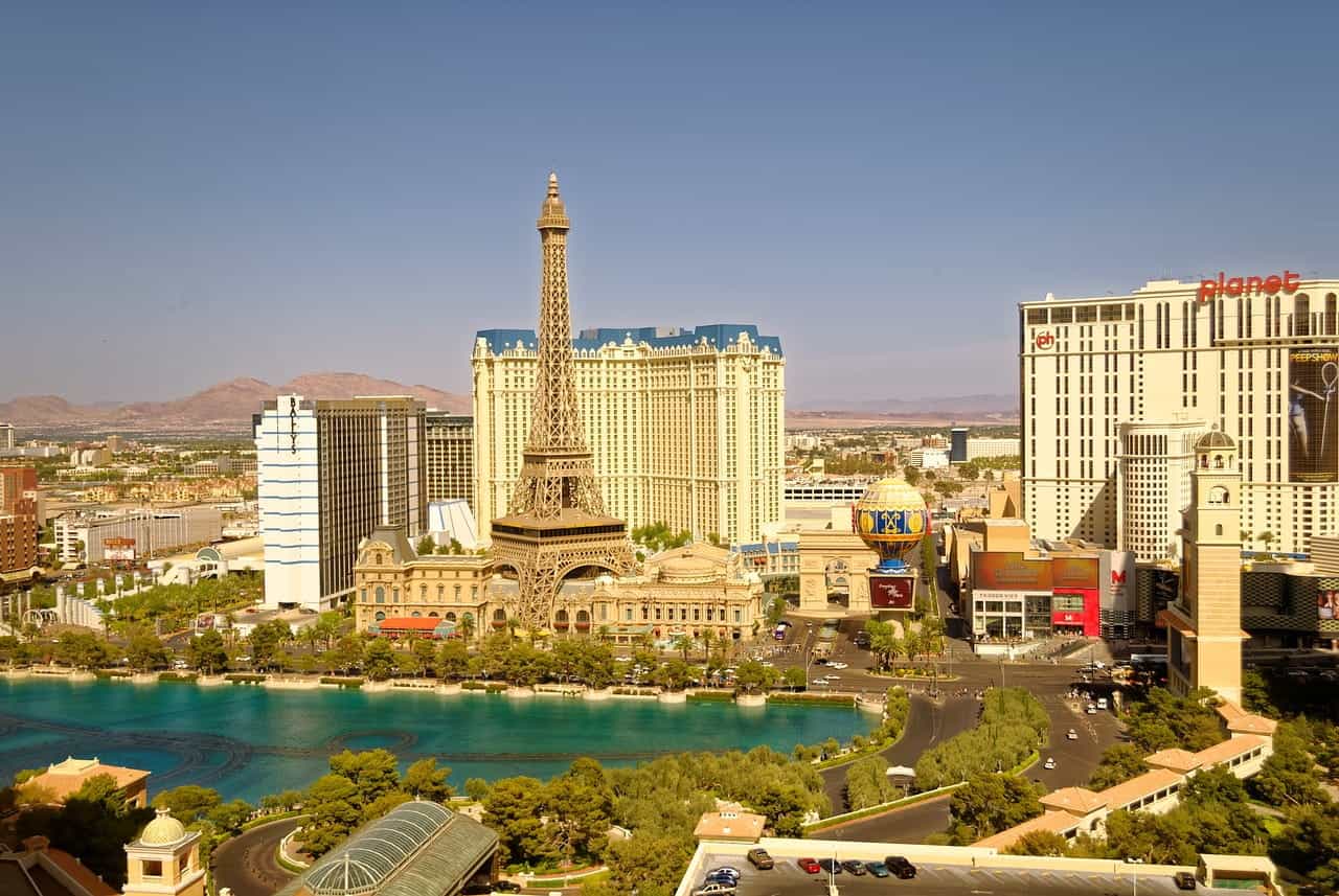 Beberapa kasino dan resor hotel di pusat kota Las Vegas, Nevada, menampilkan replika Menara Eiffel, air mancur dan kolam besar, serta pegunungan di padang pasir di kejauhan.