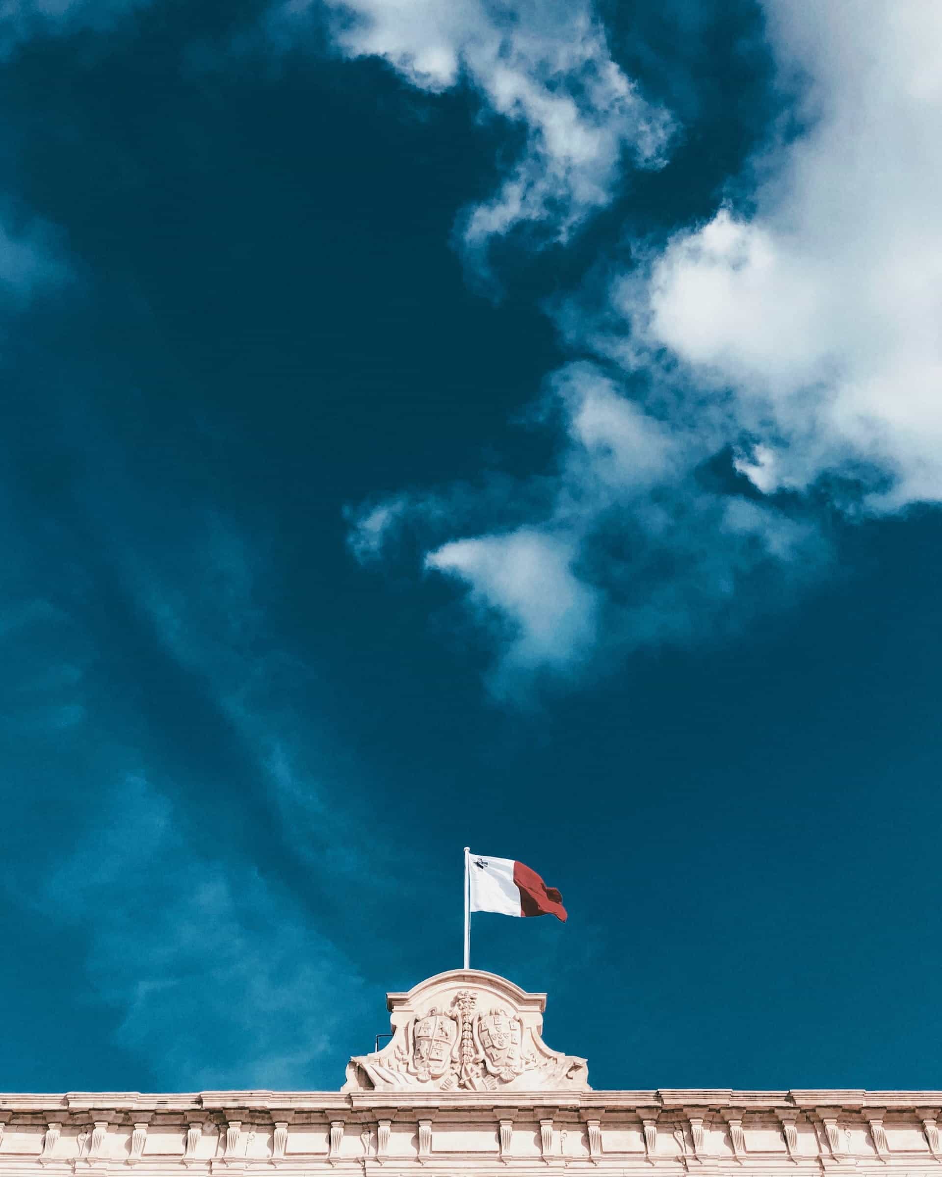 Bendera Malta berkibar di atas kota Valetta.