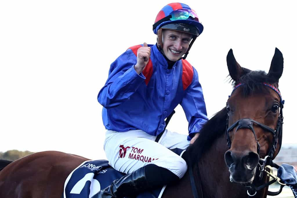 Tom Marquand merayakan keberhasilannya setelah mengendarai Dubai Honor di Longines Queen Elizabeth Stakes 2023.