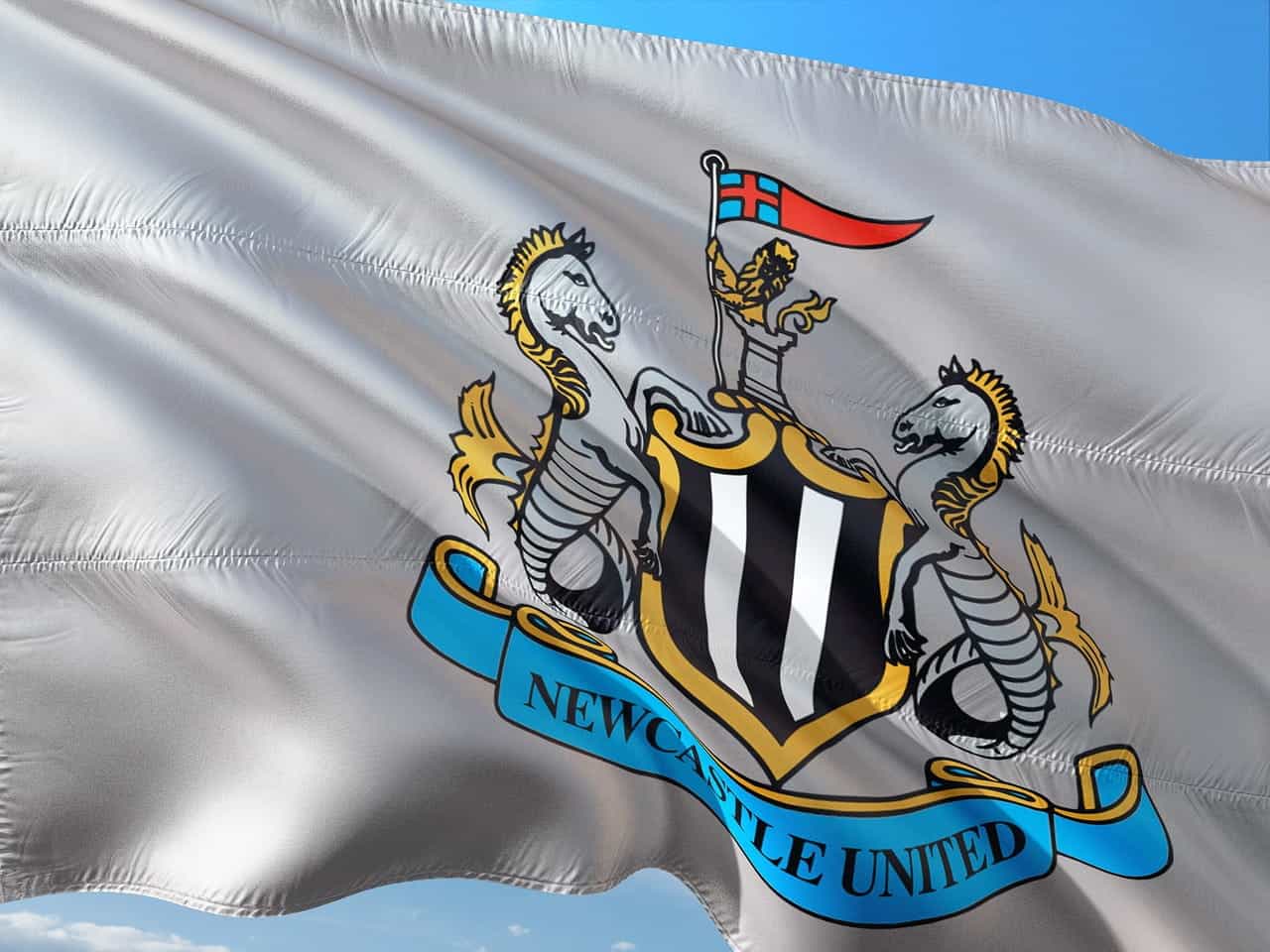 Newcastle United di atas bendera.