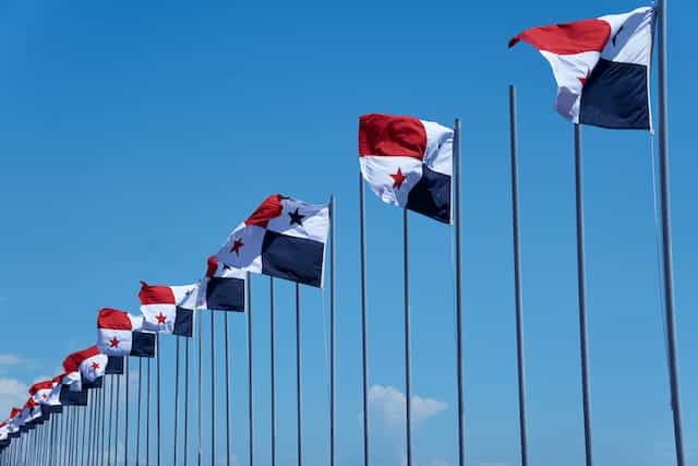 Sederetan tiang bendera masing-masing dengan bendera Panama, melambai tertiup angin.