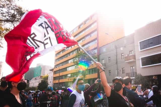 Peru mengibarkan bendera mereka selama protes.