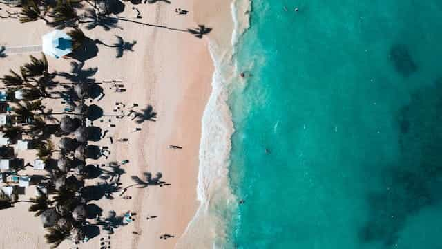 Tembakan udara dari pantai laut biru jernih Punta Cana.