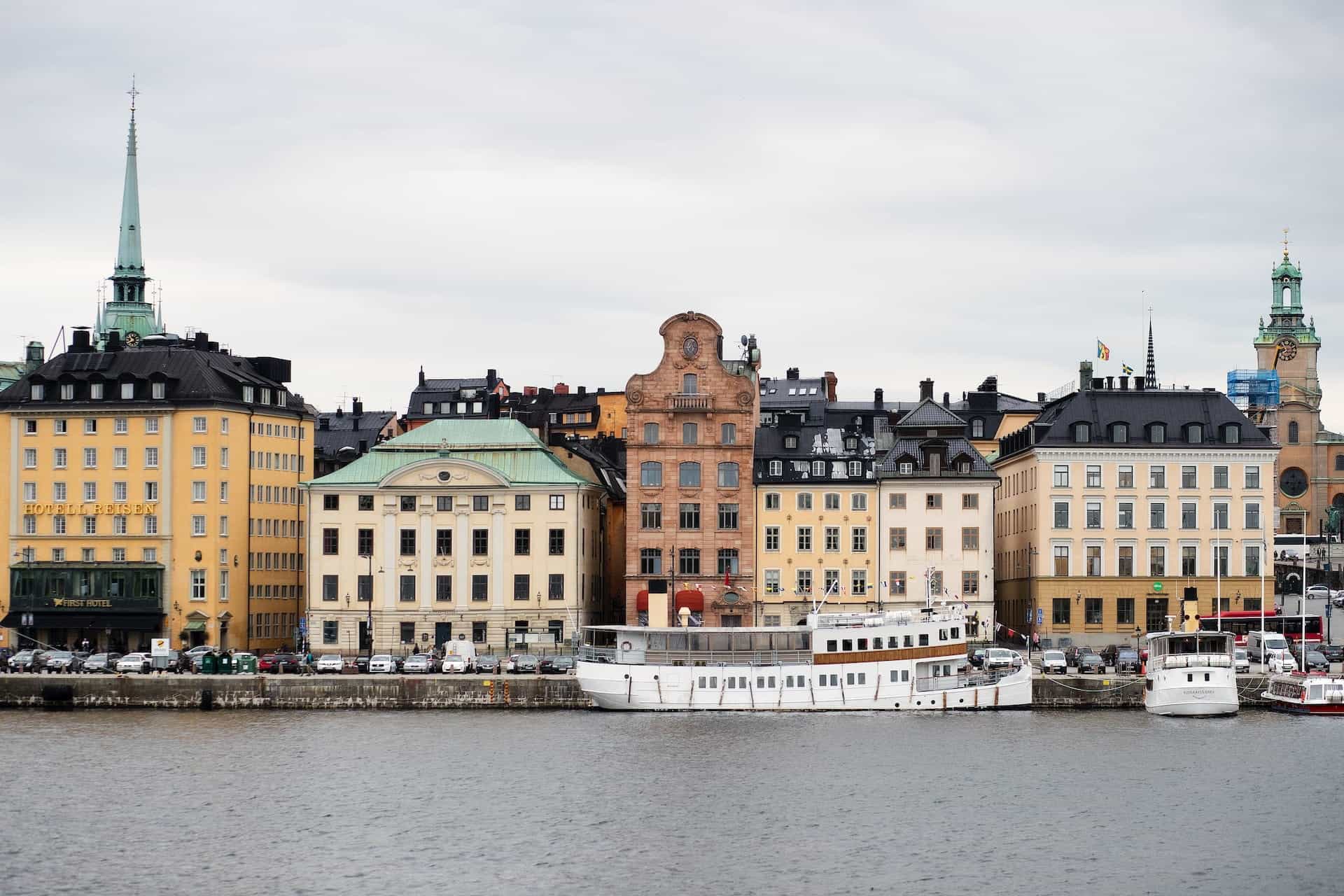 Bangunan menghadap tepi laut Gamlastan, Stockholm. 