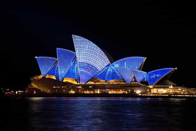 Gedung Opera Sydney di malam hari.