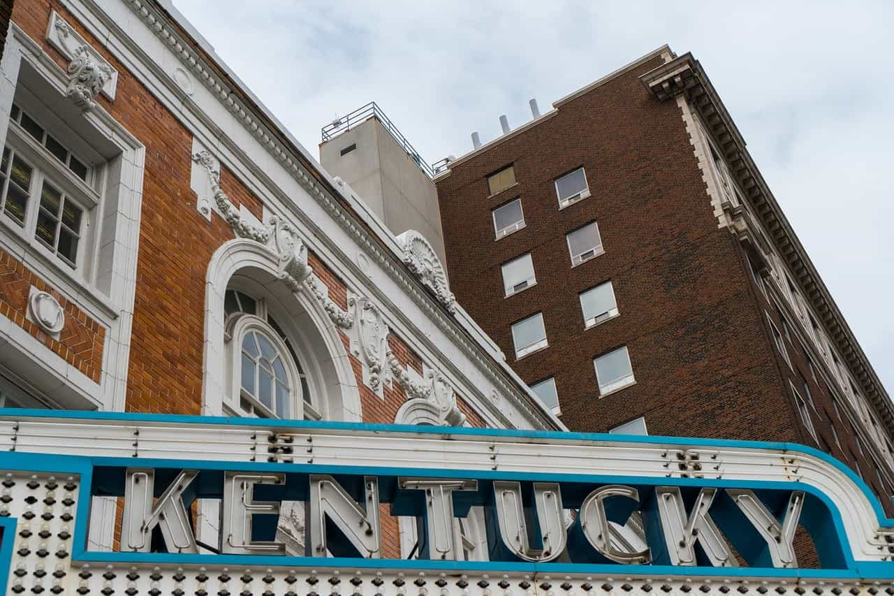 Tenda besar sebuah teater di kota Amerika dengan kata 