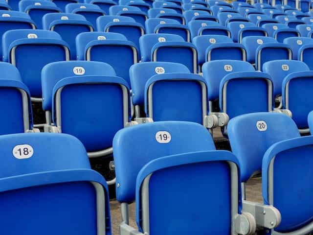 Kursi biru di stadion sepak bola.