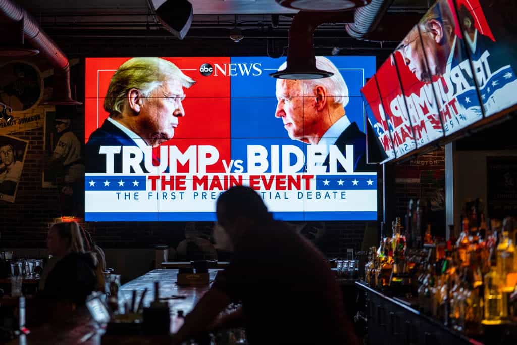Layar televisi yang menayangkan debat Presiden 2020 pertama terlihat di Walters Sports Bar di Washington.
