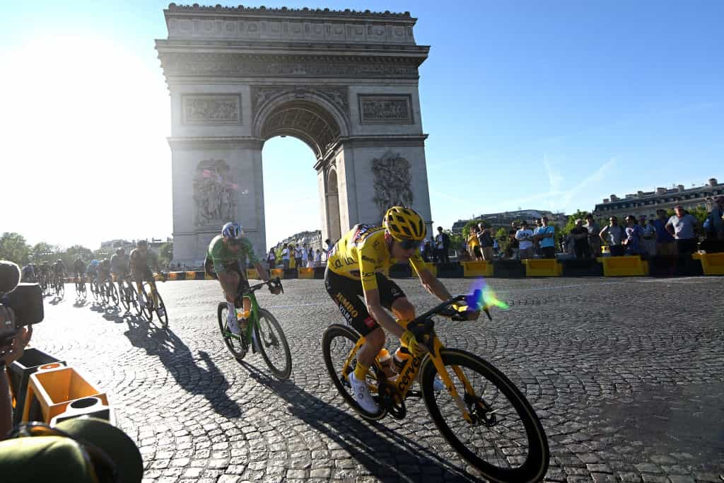 Seragam kuning melingkari Arc de Triomphe selama etape 21 Tour de France 2022.