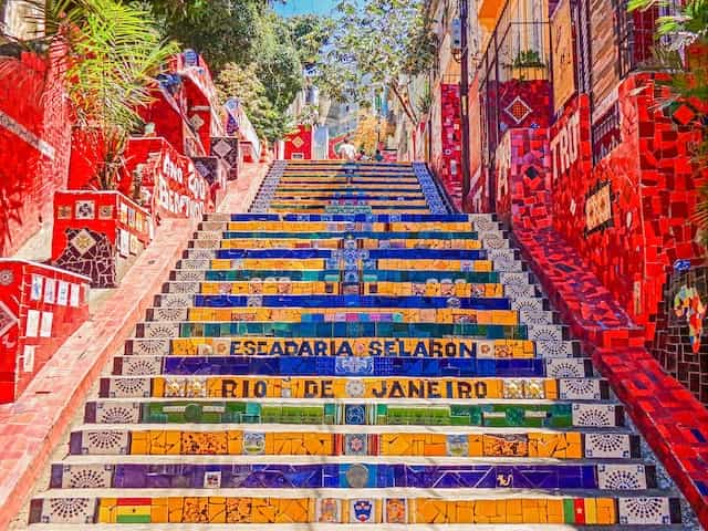 Satu set tangga berwarna-warni di luar di Rio de Janeiro, Brasil.
