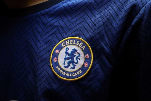 Logo Chelsea FC di kaos sepak bola.