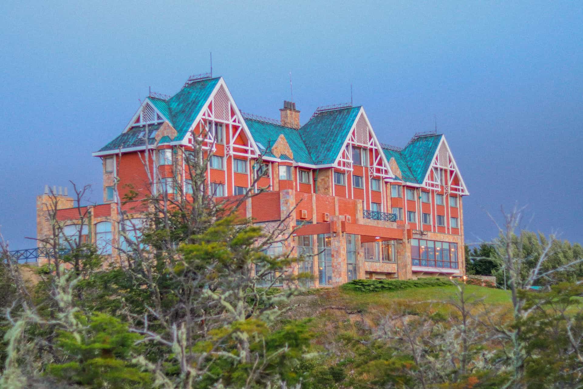 Hotel oranye dan biru di Puerto Natales, Chili.